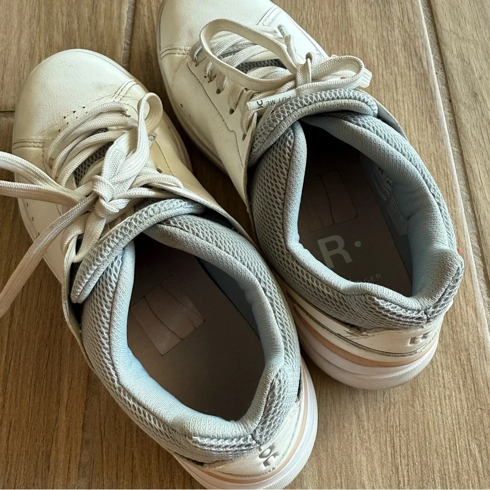 On Running The Roger Advantage Tennis Sneakers